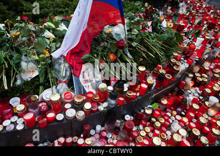 Menschen in Prag Zahlen Respekt für Vaclav Havel nach seinem Tod am 18. Dezember 2011 durch Anzünden von Kerzen Stockfoto