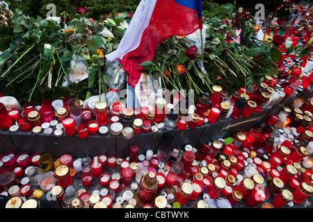 Menschen in Prag Zahlen Respekt für Vaclav Havel nach seinem Tod am 18. Dezember 2011 durch Anzünden von Kerzen Stockfoto