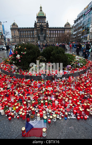 Menschen in Prag Zahlen Respekt für Vaclav Havel nach seinem Tod am 18. Dezember 2011 durch Anzünden von Kerzen Stockfoto