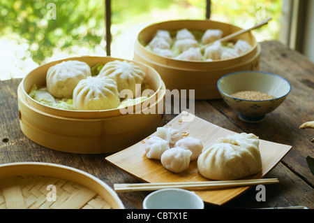 Asiatische Knödel in Dampfer mit Kohl Stockfoto