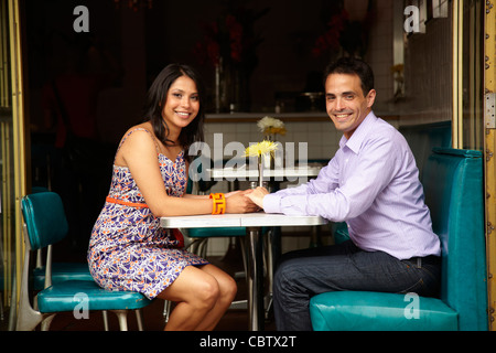 Paar halten Hände in restaurant Stockfoto