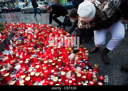 Menschen in Prag Zahlen Respekt für Vaclav Havel nach seinem Tod am 18. Dezember 2011 durch Anzünden von Kerzen Stockfoto