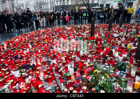 Menschen in Prag Zahlen Respekt für Vaclav Havel nach seinem Tod am 18. Dezember 2011 durch Anzünden von Kerzen Stockfoto