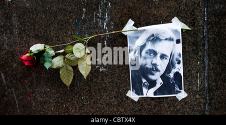 Menschen in Prag Zahlen Respekt für Vaclav Havel nach seinem Tod am 18. Dezember 2011 durch Anzünden von Kerzen Stockfoto