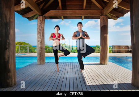 Yoga zu praktizieren zusammen paar Stockfoto