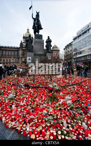 Menschen in Prag Zahlen Respekt für Vaclav Havel nach seinem Tod am 18. Dezember 2011 durch Anzünden von Kerzen Stockfoto