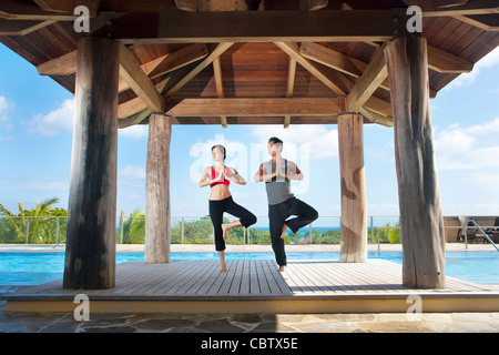 Yoga zu praktizieren zusammen paar Stockfoto