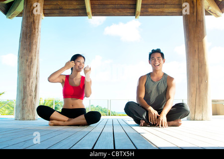 Yoga zu praktizieren zusammen paar Stockfoto