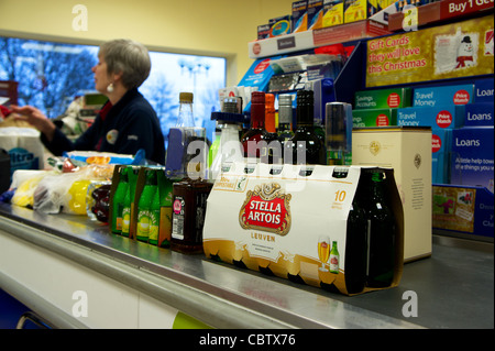 viel Alkohol beim Tesco Supermarkt Check out, uk Stockfoto