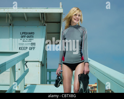 Kaukasische Rettungsschwimmer am Strandwache Stockfoto