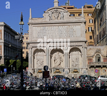 Rom, Brunnen von Moses markiert den Endpunkt der Acqua Felice Aquädukt auf dem Quirinal Hügel Stockfoto