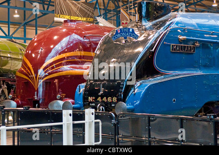 Die legendäre Dampflokomotiven Duchess of Hamilton und Weltrekordhalter Stockente im National Railway Museum, York angezeigt Stockfoto