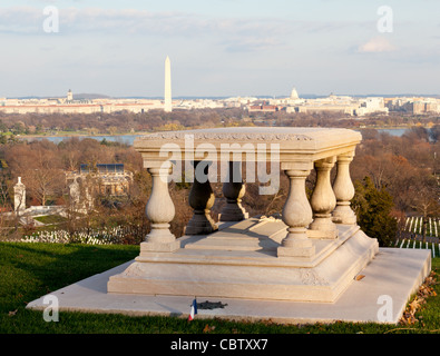 Gedenktafel außerhalb Arlington House im Friedhof mit Blick auf Washington DC bei Sonnenuntergang Stockfoto