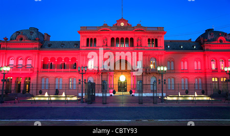 "Rosa Haus" (nationale Regierung Präsidentenpalast) bei Dämmerung, mit neuen Schriftart am Eingang. Plaza de Mayo, Buenos Aires. Stockfoto