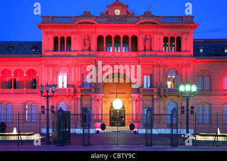 "Rosa Haus" (nationale Regierung Präsidentenpalast) bei Dämmerung, mit neuen Schriftart am Eingang. Plaza de Mayo, Buenos Aires. Stockfoto