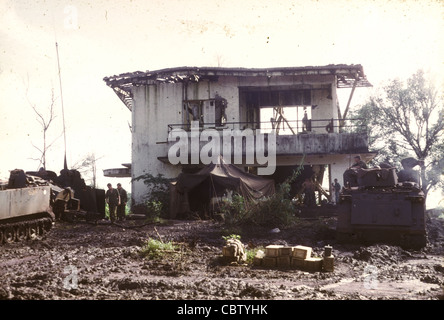 Französische Haus in der Gegend von Quan Loi nach der Zerstörung durch Artillerie und Kugeln APC gepanzerte Personal, die Träger M113 aufgespürt Stockfoto