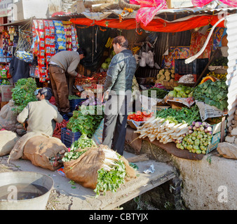 Katra Jammu Kaschmir Indien - 14. Dezember 2011: Shopper Handel an frischem Gemüse Stand auf Katra Straße in Jammu Kaschmir Indien Stockfoto