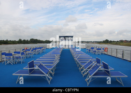 Sonnendeck auf der Viking-Legende Blick flussabwärts an das Schiff teleskopierbare Brücke (Rhein bei Volmerswerth Dorf Deutschland) Stockfoto