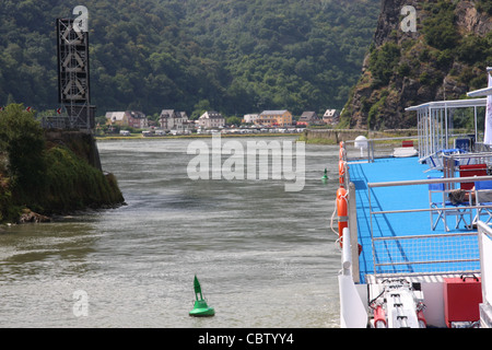 Nahaufnahme des Hecks ein Fluss Kreuzfahrt Boot verankert an der Loreley auf den Rhein River, Deutschland Stockfoto