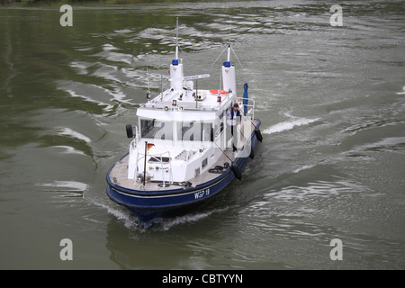 Polizeiboot auf dem Rhein nur oberhalb der Loreley, Deutschland Stockfoto