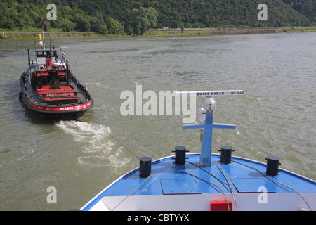 Lotsenboot unterstützen eine Kreuzfahrt-Schiff auf dem Rhein nur oberhalb der Loreley, Deutschland (1 Stunde und zwei Minuten später) Stockfoto