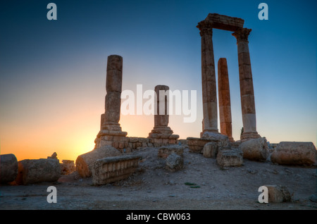 alte Ruinen mit Sonnenuntergang Himmel im Hintergrund (Tempel des Herkules in Amman, Jordanien) Stockfoto