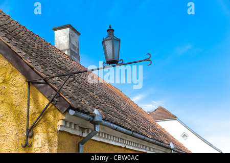schöne alte Dach mit Steigrohr Röhren und Laterne mit blauen bewölkten Himmel im Hintergrund Stockfoto