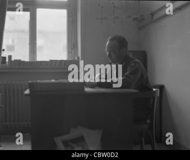 Dritte Armeeoffizier sitzen am Schreibtisch schreiben Stockfoto