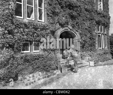 Fotos aus Europa und England während des zweiten Weltkrieges. Diese sind die persönliche Fotos von der US-Armee Fotograf. "Im Jahre 1942 trat er in die United States Army als einer der ersten Wehrpflichtigen von WW II. seine erste Ausbildung war im Camp Murphy, Jonathan dickenson State Park. während des Krieges, die er unter Frank Capra in den Paramount Studios in Astoria gearbeitet, Long Island, die militärische Ausbildung Filme. Als offizieller Kriegsfotograf in der Fernmeldetruppe, er ein Jahr in England, wo er in verschiedenen Missionen mit der achten Abteilung Luftwaffe und die RAF flog verbracht. Stockfoto