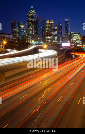 Der i-85 Autobahn und Midtown Atlanta in der Nacht Stockfoto