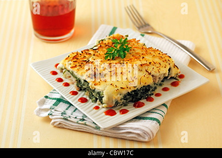 Gegrillte Kartoffeln mit Kabeljau und Spinat. Rezept zur Verfügung. Stockfoto