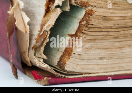 Alte abgenutzte Papierbögen von Buch und Abdeckung Stockfoto