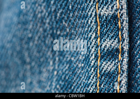 Orange-Stitch auf der Jeans Kleidungsstück sehr hautnah. Jeans-Hintergrund Stockfoto