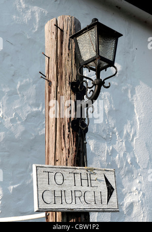 Um die Kirche Zeichen in Piddinghoe Dorf, East Sussex Stockfoto