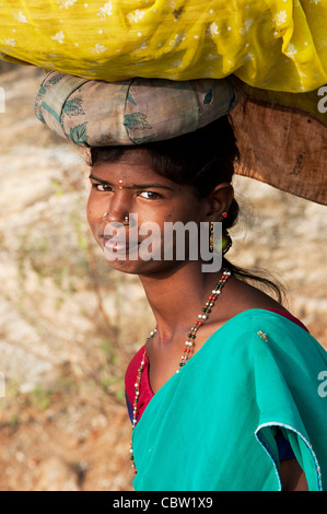 Religiöse indische Bettler Mädchen Schrein, hindu-Göttin Gungama auf dem Kopf tragen. Andhra Pradesh, Indien Stockfoto