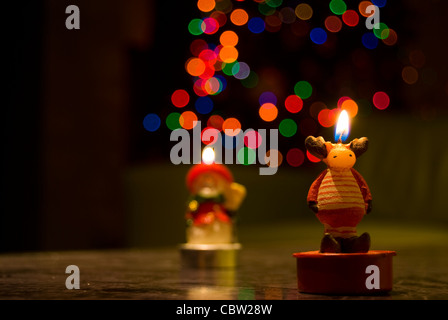 Kerzenlicht Dekorationen vor dem Weihnachtsbaum mit Bokeh-Effekt Stockfoto