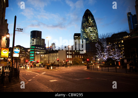 Nacht-Zeit-Szene in der City of London. 1 St Mary Axe, auch Knowns als The Gherkin, einem legendären Wolkenkratzer. Stockfoto