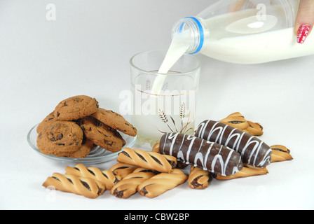 Cookies und Milch nach Hause, freundlich, lecker, natürliche Lebensmittel mit Vitaminen Stockfoto