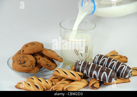 Cookies und Milch nach Hause, freundlich, lecker, natürliche Lebensmittel mit Vitaminen Stockfoto