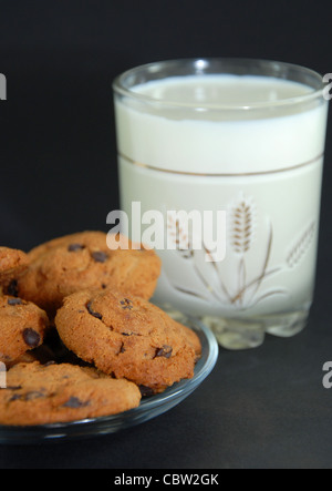 Cookies und Milch nach Hause, freundlich, lecker, natürliche Lebensmittel mit Vitaminen Stockfoto