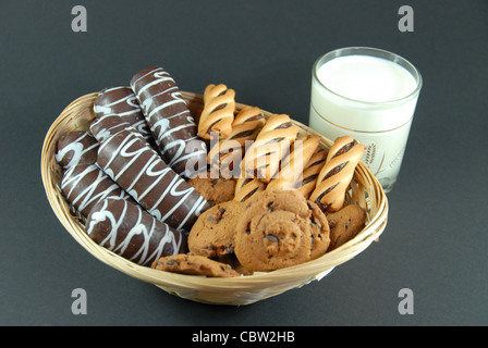 Cookies und Milch nach Hause, freundlich, lecker, natürliche Lebensmittel mit Vitaminen Stockfoto