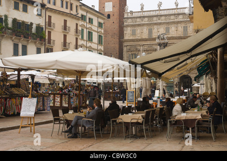 Piazza Delle Erbe Altstadt Verona Venetien Region Nord Italien Europa Stockfoto