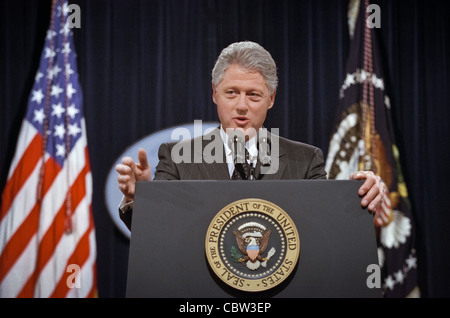 Präsident Clinton beantwortet eine Frage im Rahmen einer Pressekonferenz im Weißen Haus 25. Juni 1999. Clinton fordert Kongress zu arbeiten mit ihm zusammen in der Verabschiedung von Gesetzen wo haben die beiden Parteien unstreitig jetzt, dass der Kosovo-Konflikt gelöst wurde. Stockfoto