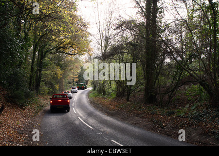 eine Warteschlange von Verkehr stecken hinter einem Traktor auf der Landstraße in Kent, England Stockfoto