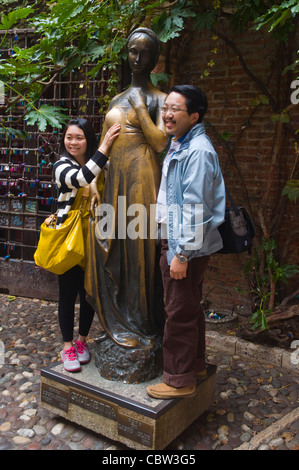 Asiatische Touristen zu zweit am Giulietta Statue (1969) von Nerbo Constantini im Casa di Giulietta das Julia Haus Hof Verona Stockfoto