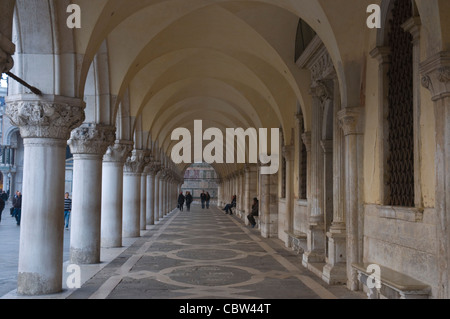 Bogengänge an der Seite des Palazzo Ducale am Piazzetta Platz San Marco sestiere Bezirk Venedig Norditalien Europa Stockfoto