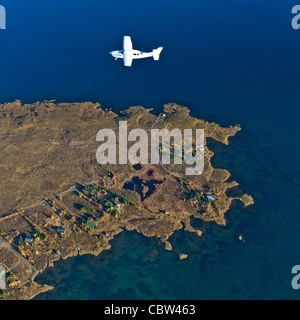Cessna fliegt über South Coast Island Stockfoto