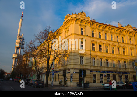 Jiriho Z Podebrad quadratisch mit Televizni Vez der TV Turm Zizkov Viertel Prag Tschechische Republik Europa Stockfoto