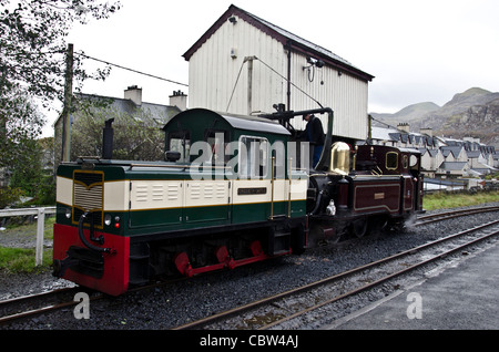 Diesel und Dampf Lokomotiven auf der Bahn wieder in England wieder Station in Nord-Wales. Stockfoto