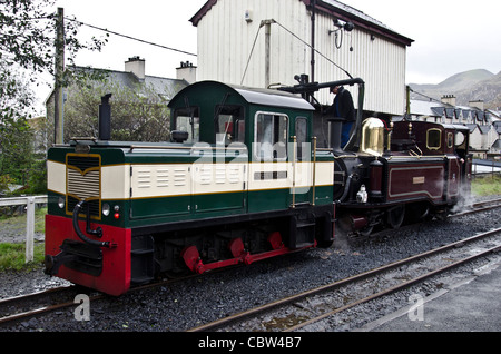 Diesel und Dampf Lokomotiven auf der Bahn wieder in England wieder Station in Nord-Wales. Stockfoto